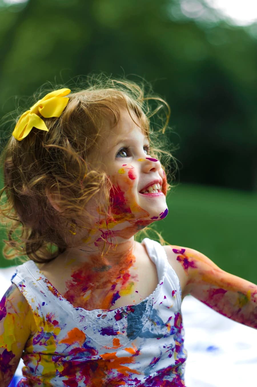 Lachende kinderen op een feestje.