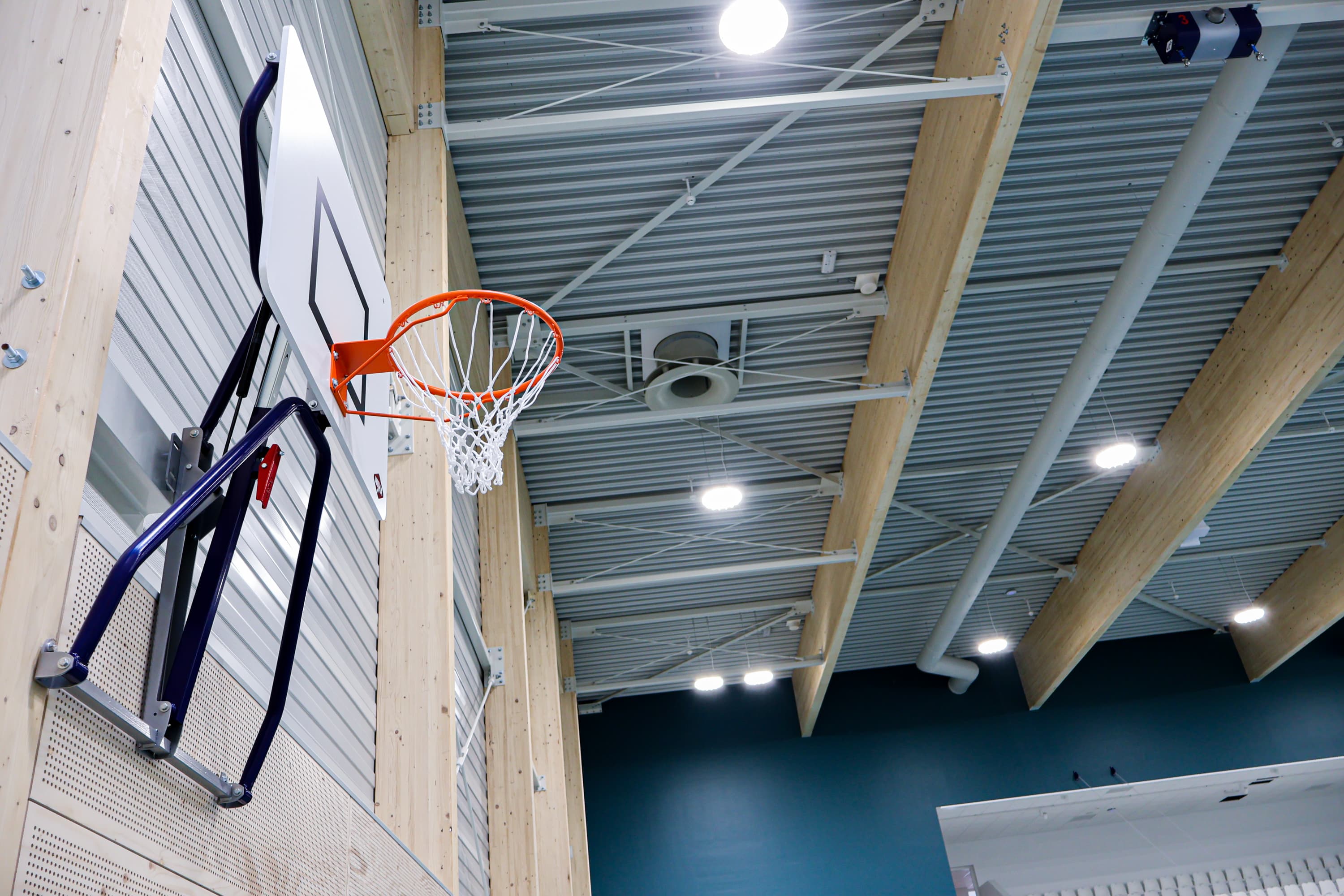 Een basketbalnet in de dubbel sporthal